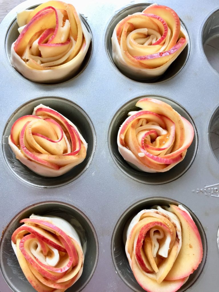 Süße Apfelröschen - schnelle Apfelmuffins mit Blätterteig - sind schnell und einfach für ein kleines Highlight auf der Kuchentafel gebacken