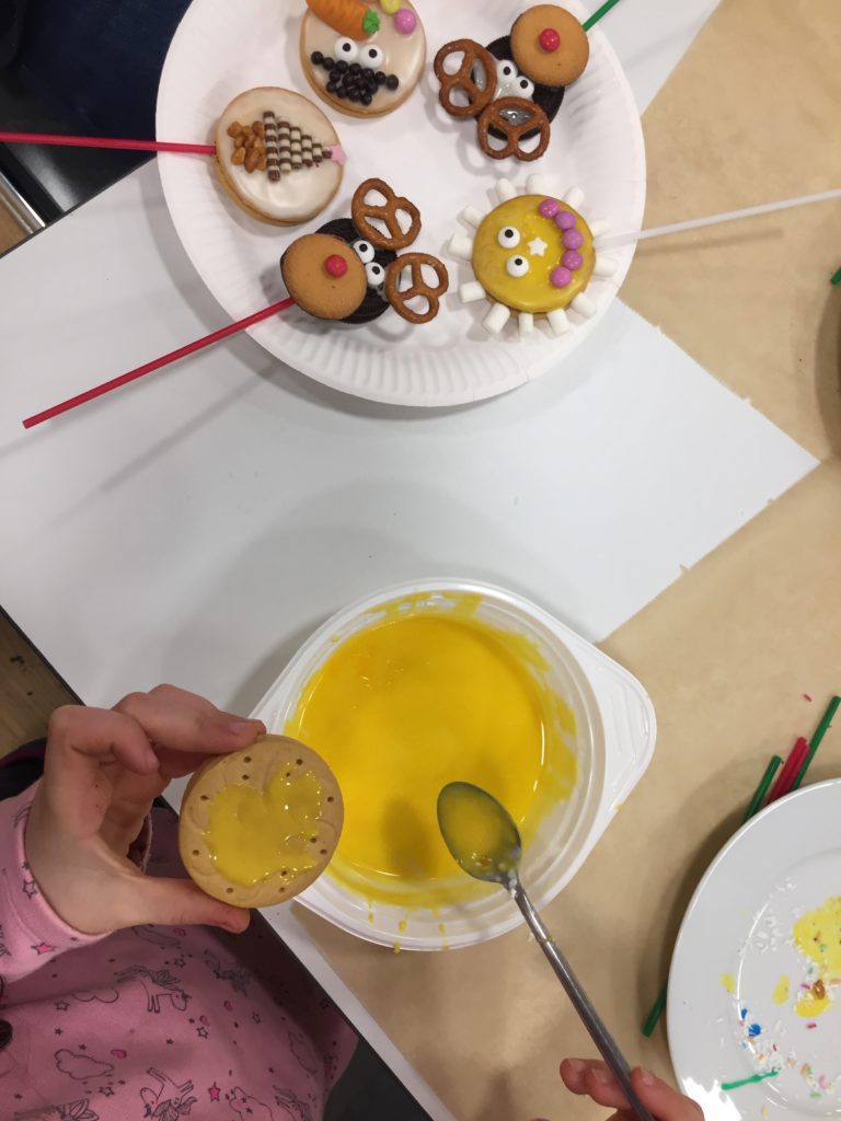 Im Workshop für Kinder werden weihnachtliche Cookie-Pops gestaltet