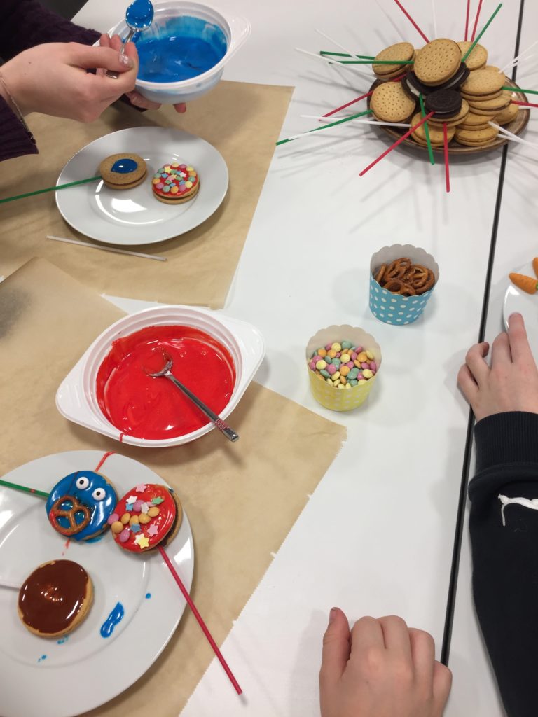 Im Workshop für Kinder werden Cookie-Pops gestaltet