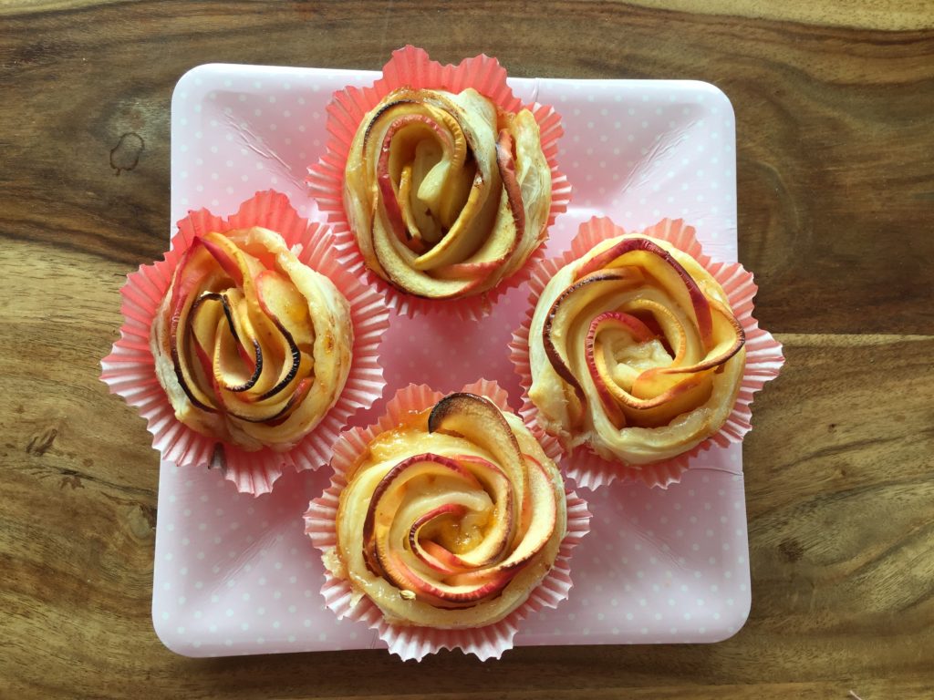 Süße Apfelröschen sind schnell und einfach für ein kleines Highlight auf der Kuchentafel gebacken