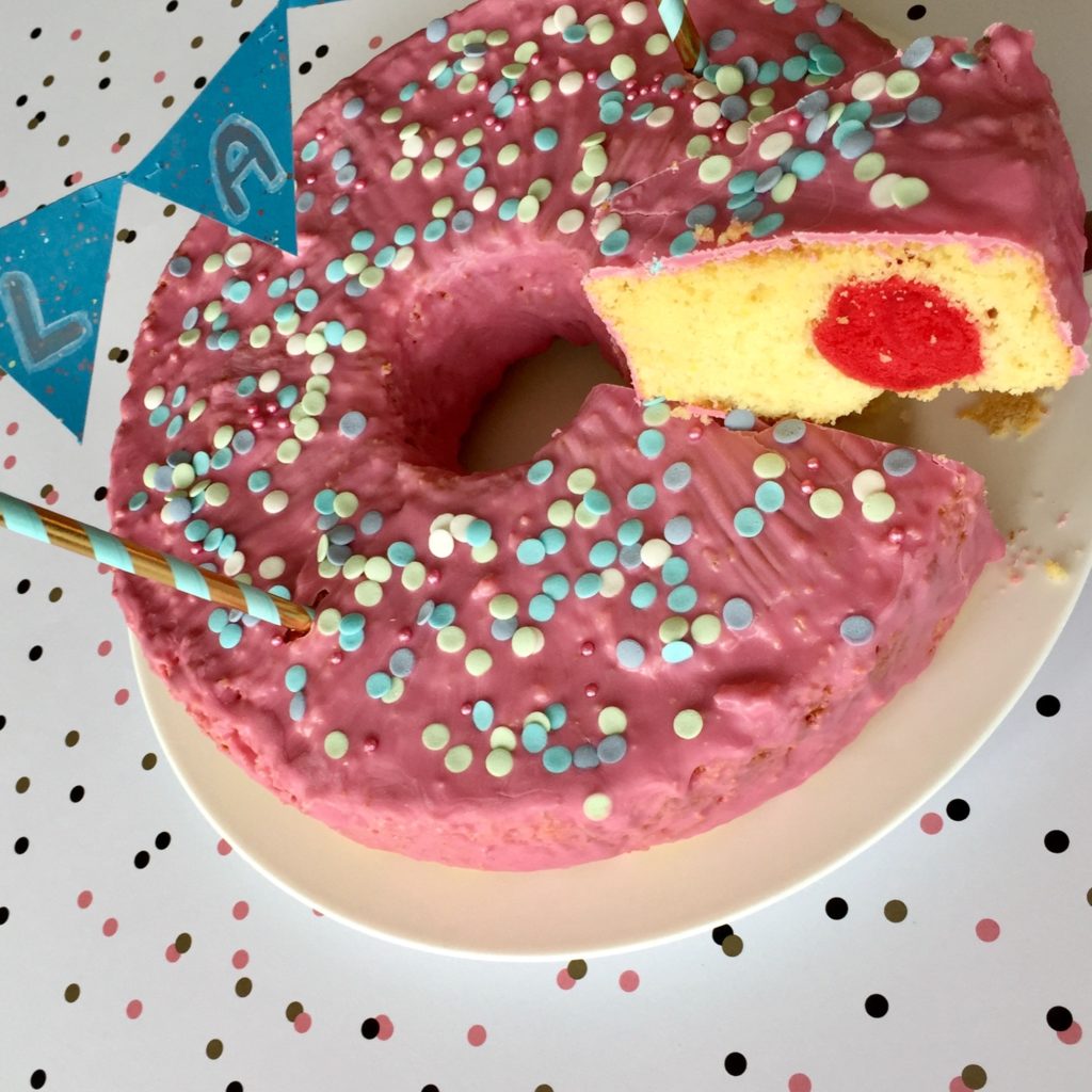 Konfetti-Kuchen mit essbaren Konfettis zu Karneval