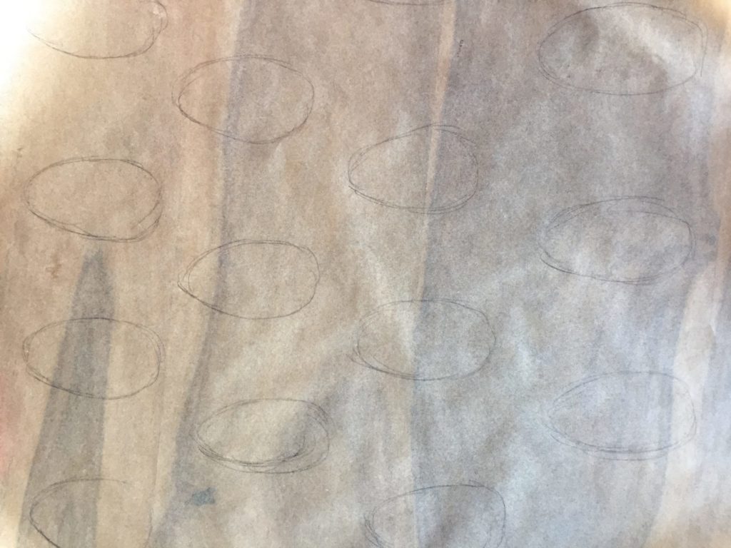 Backpapier mit aufgezeichneten Osterei-Formen