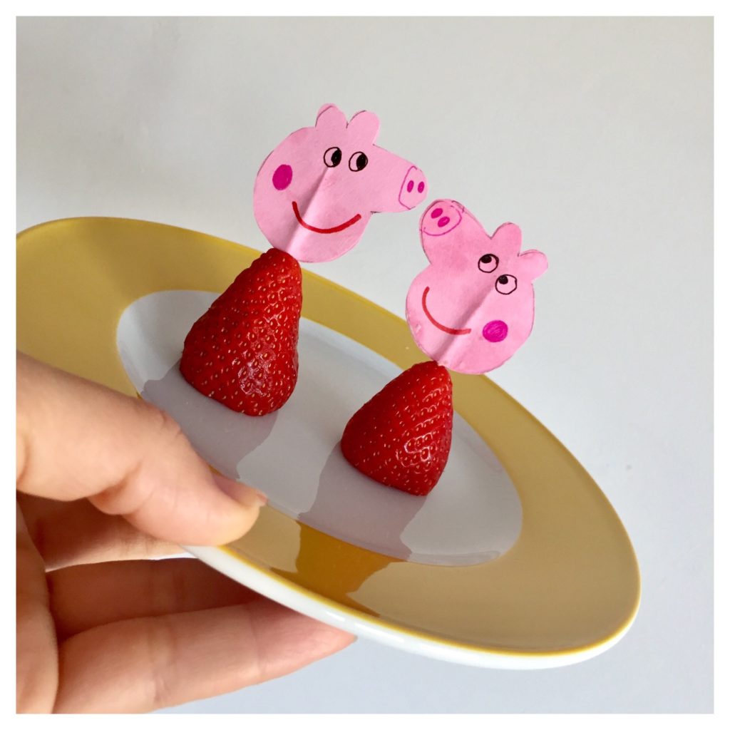Kleiner gesunder Peppa Pig Party Snack - Erdbeeren mit Peppa Muffintopper
