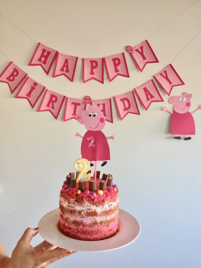 Die Peppa Pig Geburtstagstorte ist das Highlight der Geburtstagsfeier.