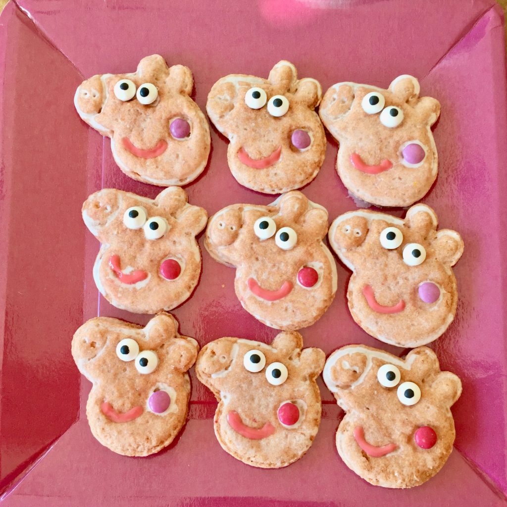 Peppa Pig Kekse für die Party, die das Gesicht des kleinen Schweinchens zeigen.