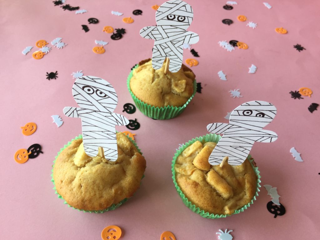 Der Apfelkuchen mit Zimtäpfeln in Muffinsförmchen gebacken und selbstgemachten Mumien-Caketoppern für die nächste Halloween Party.