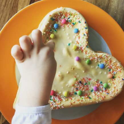 Die Schokolinsen verschönern den Herzkuchen