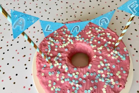 Konfetti-Kuchen mit essbaren Konfettis zu Karneval