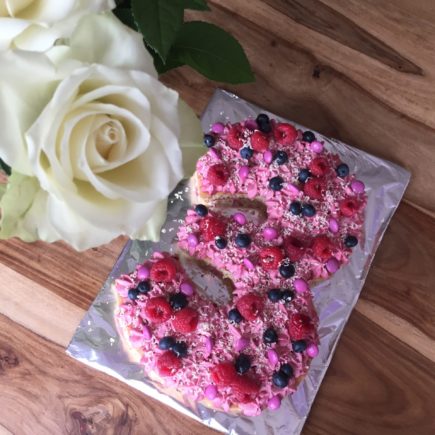 Der pink dekorierte Number-Cake schmückt den Geburtstagstisch.