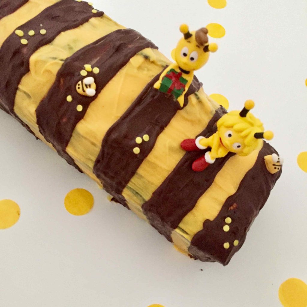 Ein einfacher Motivkuchen wird mit Schokolade und den beliebten Spielzeugfiguren zum Biene Maja Kuchen 