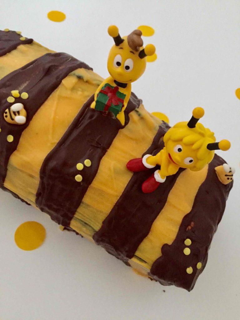Ein einfacher Motivkuchen wird mit Schokolade und den beliebten Spielzeugfiguren zum Biene Maja Kuchen 