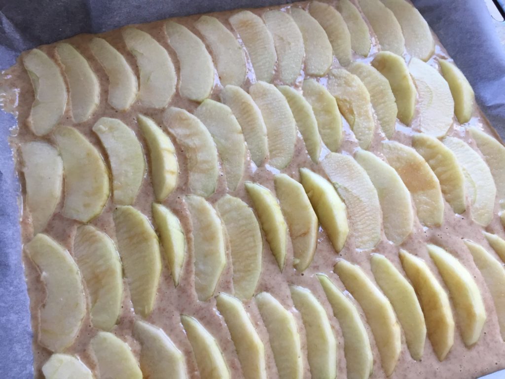 Die Apfelspalten werden auf den ungebackenen Kuchen gelegt. Spanischer Apfelkuchen vom Feinsten.
