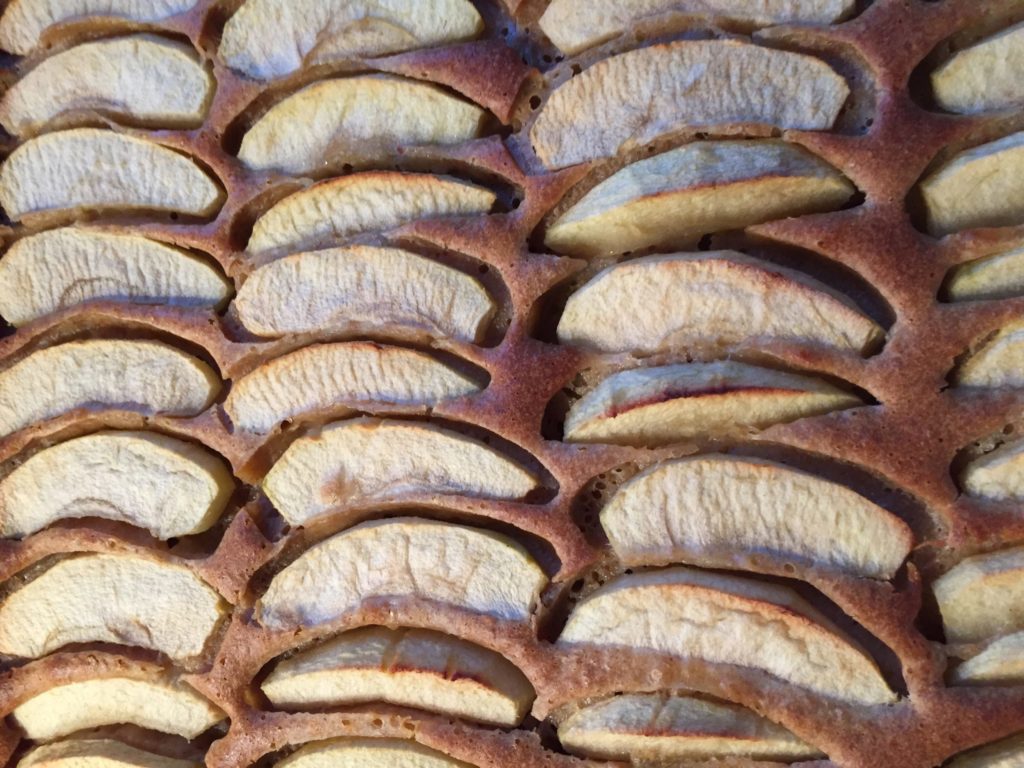 Der spanische Apfelkuchen frisch aus dem Backofen.