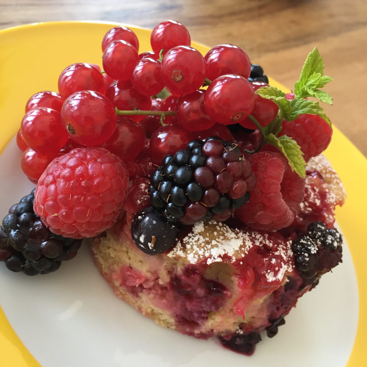 Bunter Beerentraum - ein leichter Sommerkuchen - Backen mit Minis