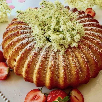 Ein köstlicher Sommerkuchen mit Holunderblüten zum Backen mit Kindern