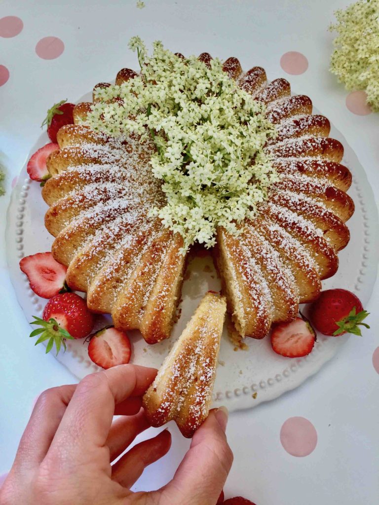 Ein köstlicher Sommerkuchen mit Holunderblüten zum Backen mit Kindern