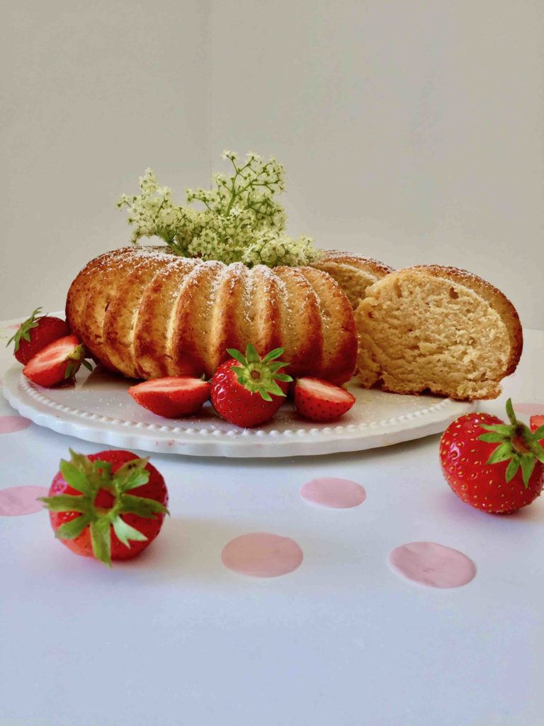Ein einfaches Rezept für einen Saftigen Kuchen mit Holunderblütensirup, perfekt zum Backen mit Kindern