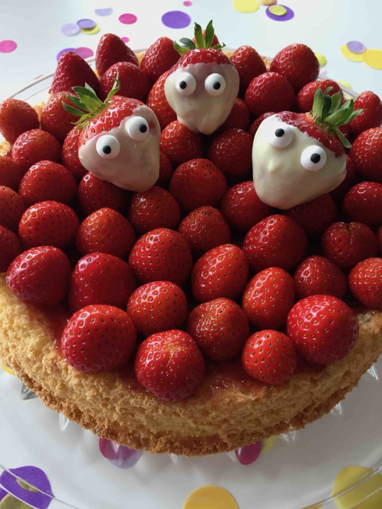 Die lustigen Erdbeeren mit Augen verzieren den schnellen Sommerkuchen - ein Highlight für jedes Kind.