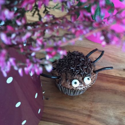 Kleine schaurige Spinnenmuffins für Halloween - perfekte Halloweenmuffins zum Backen mit Kindern