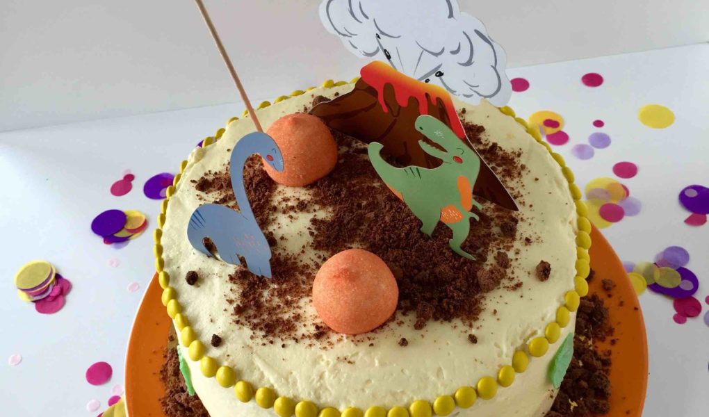 Die niedliche Geburtstagstorte mit Dinosaurier-Toppern zum Backen mit Kindern