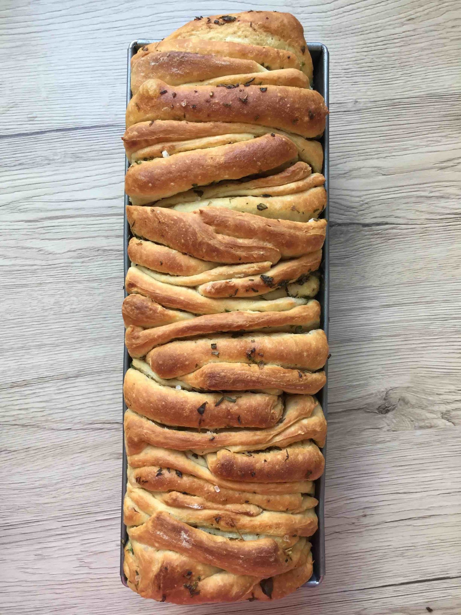 Zupfbrot mit selbstgemachter Kräuterbutter - Backen mit Minis