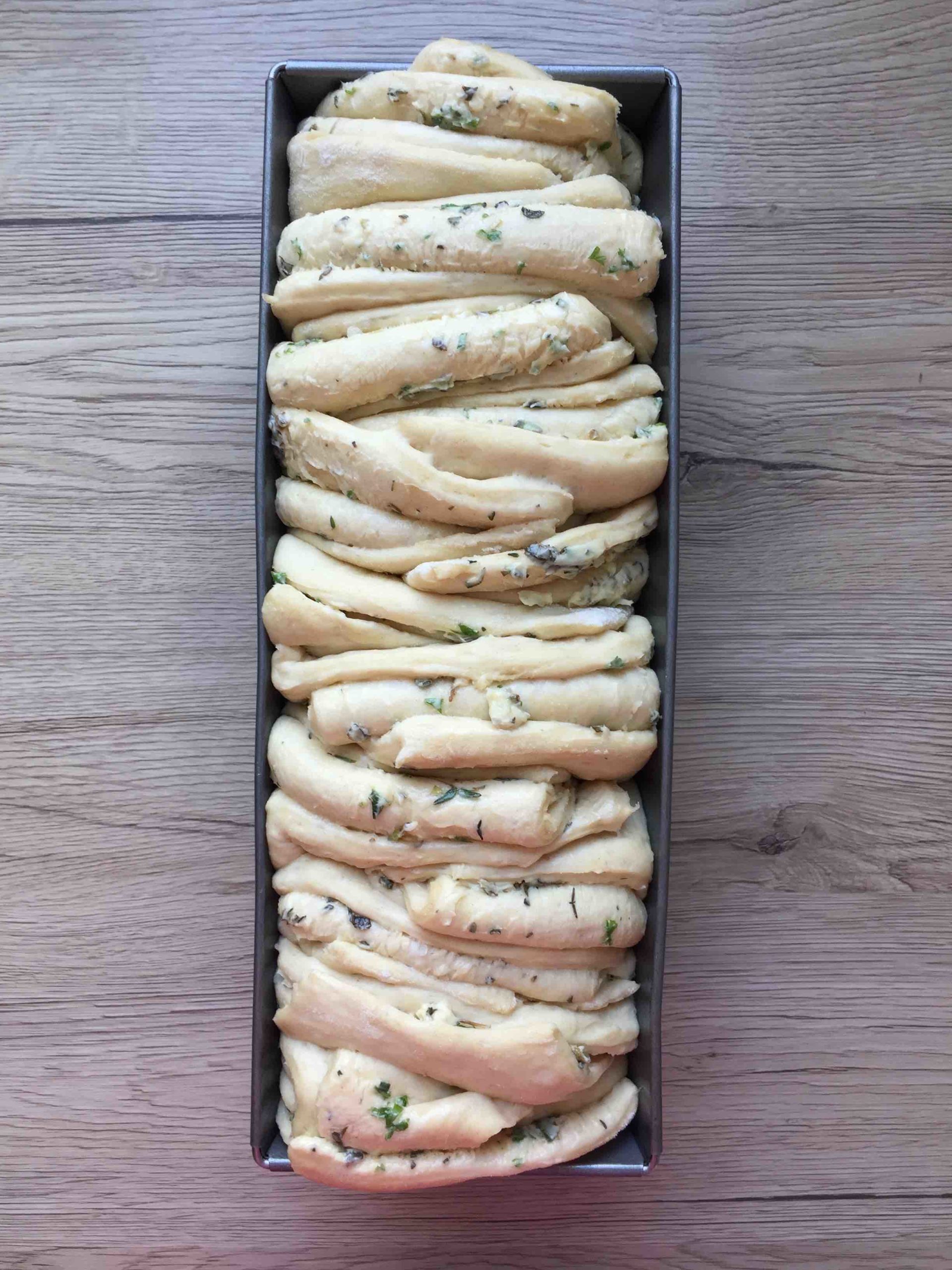 Zupfbrot mit selbstgemachter Kräuterbutter - Backen mit Minis