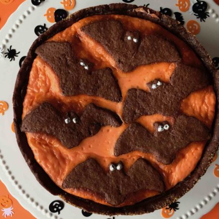 Ein Russischer Zupfkuchen gruselig mit Schokofledermäusen für Halloween dekoriert.