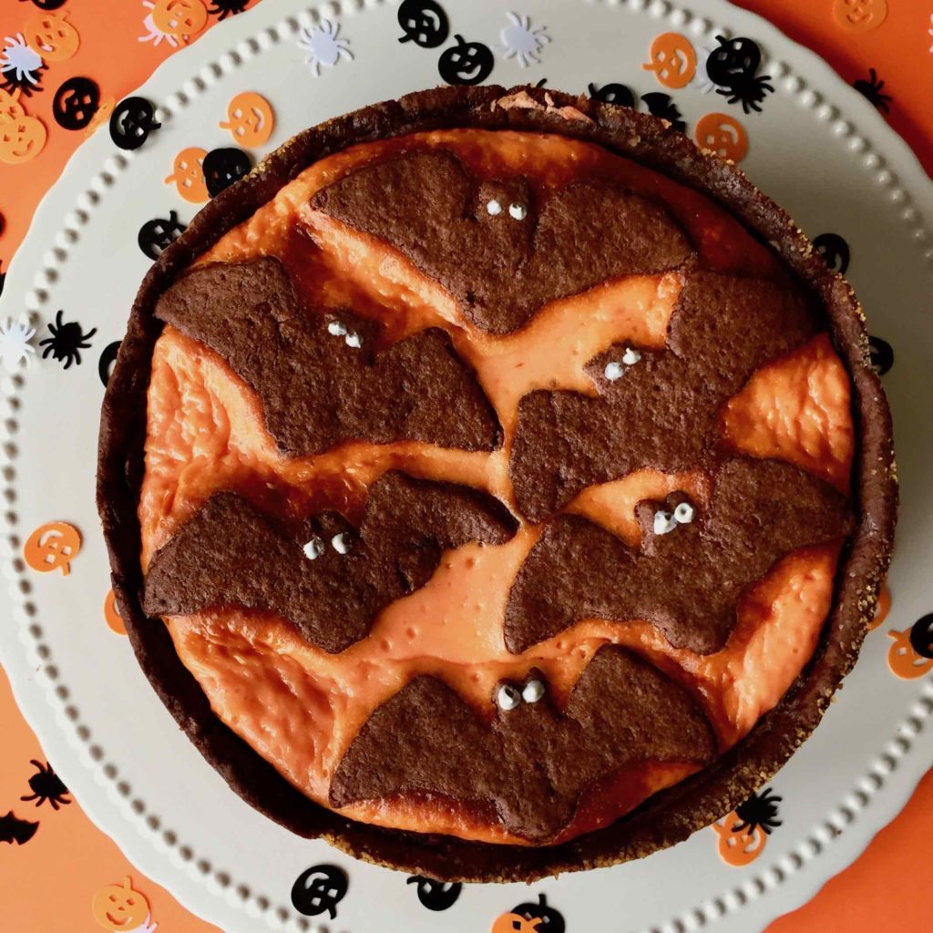 Ein Russischer Zupfkuchen gruselig mit Schokofledermäusen für Halloween dekoriert.