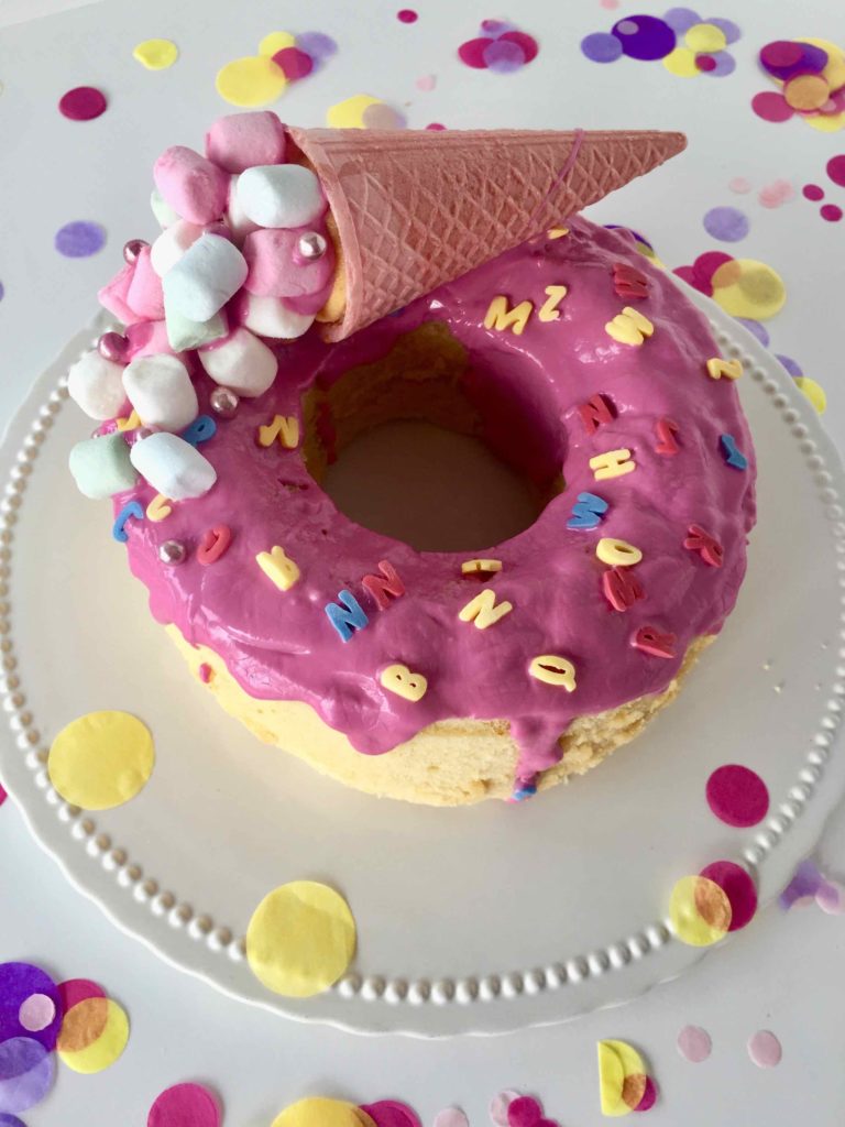 Ein schnelles Rezept eines Zitronenkuchen wird mithilfe von pinken CakeMelts und einer Eiswaffel gefüllt mit Marshmallows zum Kuchen für die Einschulung.