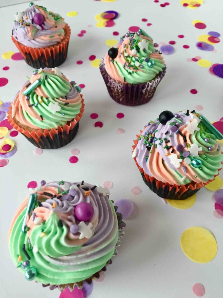 Die Halloween-Cupcakes aus Kürbismuffins und Zimt-Topping sind ein leckerer Genuss