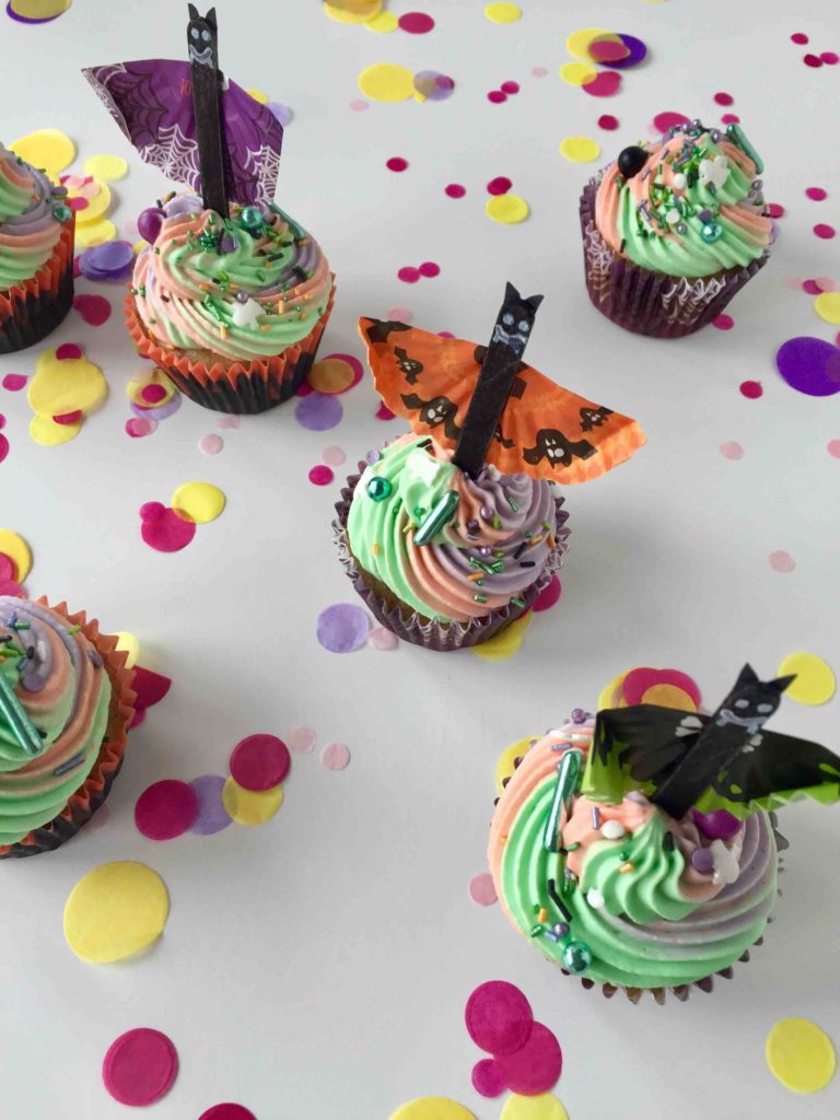 DIY Fledermaus-Caketopper zum Basteln mit Kindern für die Halloween-Cupcakes!