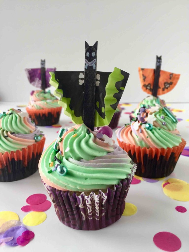 DIY Fledermaus-Caketopper zum Basteln mit Kindern für die Halloween-Cupcakes!