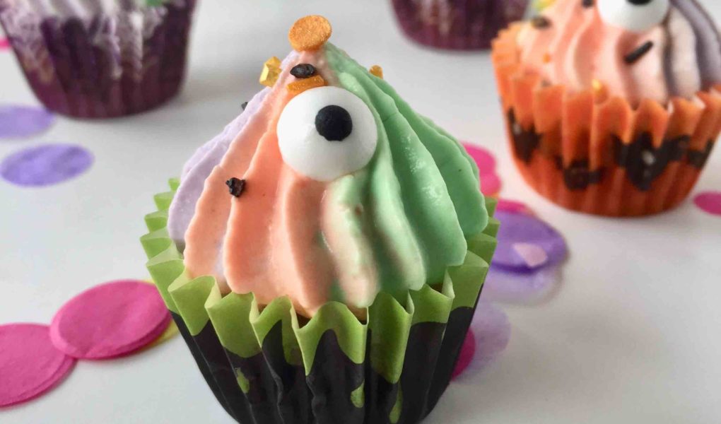 Die Halloween-Cupcakes aus Kürbismuffins und Zimt-Topping sind ein leckerer Genuss