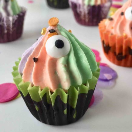 Die Halloween-Cupcakes aus Kürbismuffins und Zimt-Topping sind ein leckerer Genuss