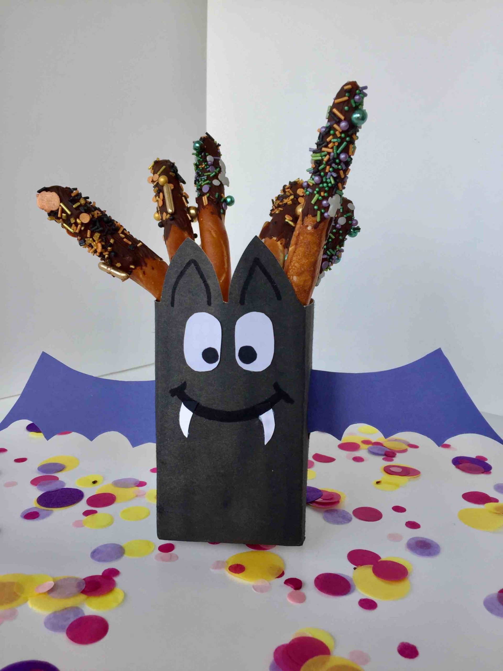 Die süße Fledermaus-Snackbox aus einer Milchtüte ist perfekt für die Mini-Halloweenparty