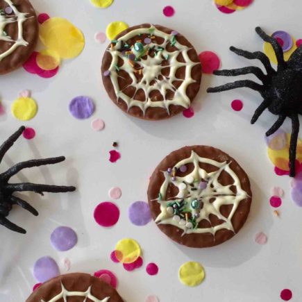 Schnelle Halloweenkekse mit Spinnennetz zum Backen mit Kindern