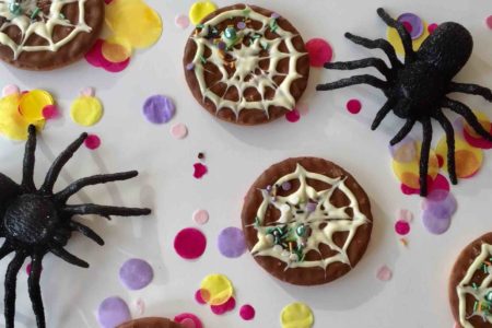 Schnelle Halloweenkekse mit Spinnennetz zum Backen mit Kindern