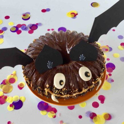 Der Fledermauskuchen aus schokoladigen Kürbiskuchen für die Halloween Blogparade