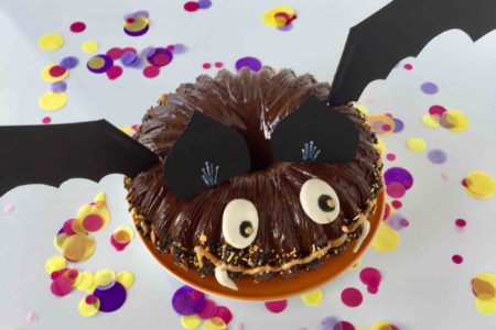 Der Fledermauskuchen aus schokoladigen Kürbiskuchen für die Halloween Blogparade