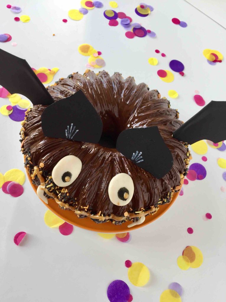 Der Fledermauskuchen aus schokoladigen Kürbiskuchen für die Halloween Blogparade (die Backform ist eins unserer liebsten Back-Produkte)