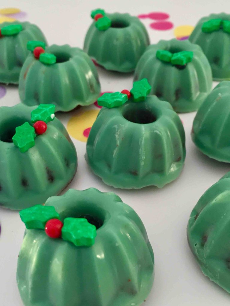 Essbare Adventskränze aus Lebkuchen-Mini-Gugelhupfe als Geschenk aus der Küche von Kindern