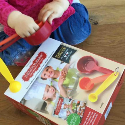 Die Kinderleichte Becherküche ist mit bunten Bechern und einfachen Rezepten ein tolles Backbuch für Kinder