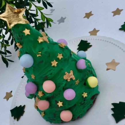 Hinter dem leckeren Tannenbaum versteckt sich ein Orangenkuchen, der beim Backen mit Kindern in der Weihnachtsbäckerei wunderbar verziert werden kann.