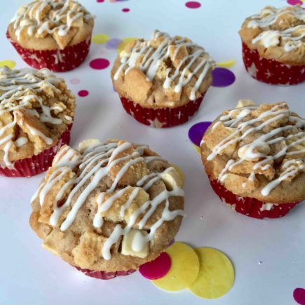 Diese köstlichen Spekulatius-Muffins mit Crunch sind perfekt für das Backen mit Kindern.