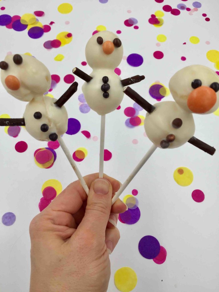 Mit der Cakepop-Silikonbackform lassen sich kleine Schneemänner mit Kindern backen