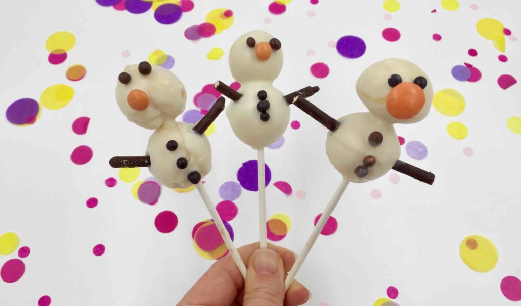 Mit der Cakepop-Silikonbackform lassen sich kleine Schneemänner mit Kindern winterlich backen