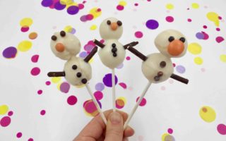 Mit der Cakepop-Silikonbackform lassen sich kleine Schneemänner mit Kindern winterlich backen
