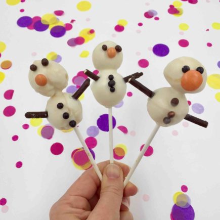 Mit der Cakepop-Silikonbackform lassen sich kleine Schneemänner mit Kindern winterlich backen