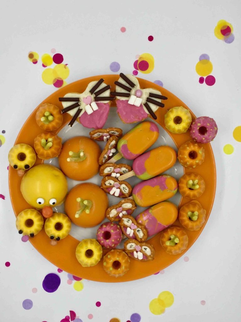 Das bunte Cakeboard mit viel Rüblikuchen, Osterhasen und Küken für Ostern - ein hübsches Osterboard