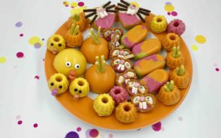 Das bunte Cakeboard mit viel Rüblikuchen, Osterhasen und Küken für Ostern - ein hübsches Osterboard